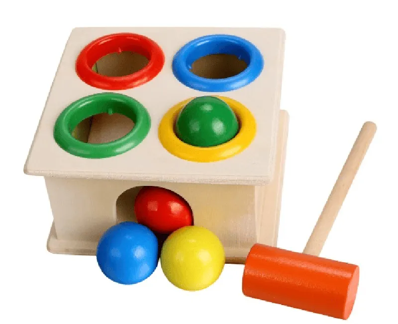 صندوق خشبي صغير  مع مطرقة و 4 كرات